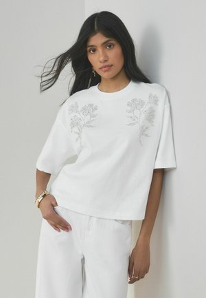 Next, REGULAR FIT - FLORAL EMBELLISHED SHORT SLEEVE CREW NECK T-SHIRT - Tričko s potlačou - white