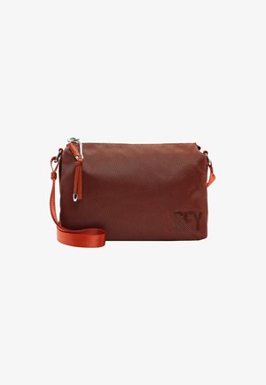 Sac en bandoulière rouge en tissu perforé avec une sangle en cuir lisse, fermeture éclair et détail de logo. Forme rectangulaire compacte, design léger.