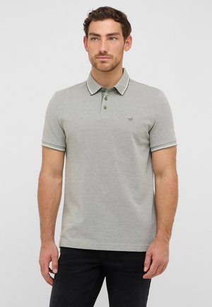 Polo gris avec une finition texturée, un col contrastant et des bords des manches, une patte de boutonnage à trois boutons et un petit logo sur la poitrine.