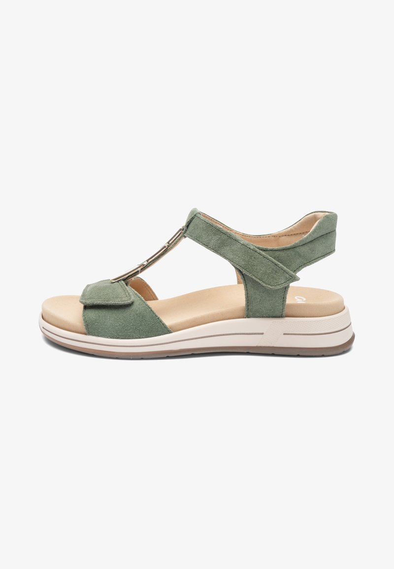 Groene suède sandaal met open tenen, verstelbare bandjes, een gevoerde beige inlegzool en een licht verhoogde witte zool.