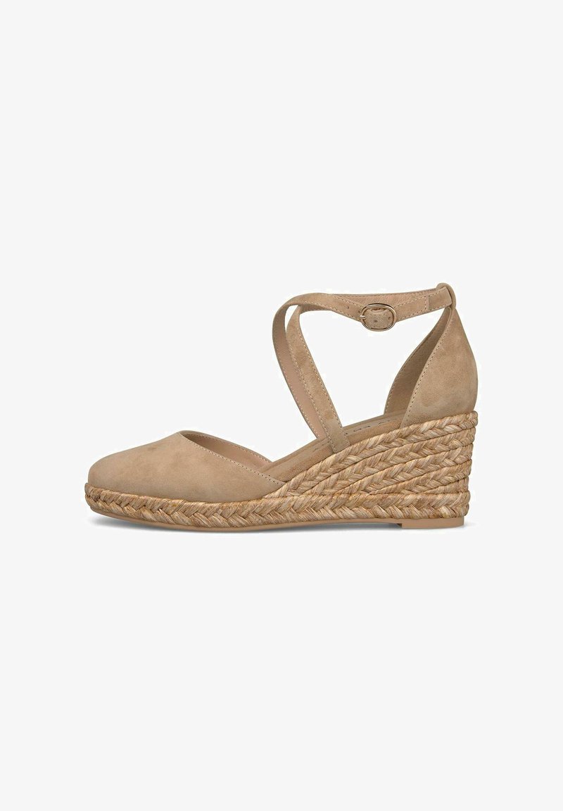 Chaussure compensée en daim beige avec talon en corde tressée et bride de cheville équipée d'une petite fermeture à boucle, vue de profil.