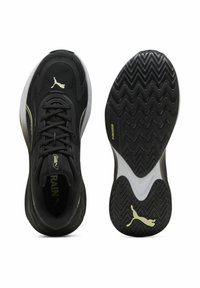 Μαύρο αθλητικό παπούτσι με υφασμένο επάνω μέρος από δίχτυ, κομψό σχεδιασμό και καουτσούκ σόλα με ζιγκ ζαγκ μοτίβο. Χρυσές λεπτομέρειες στο λογότυπο.