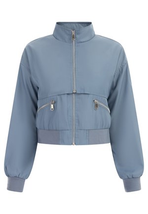 Zkrátená modrá bunda z ľahkej tkaniny. Má vysoký golier, predný zips a dve zipsové vrecká, s rebrovanými manžetami a spodným lemom.