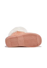 Botín rosa claro con una suela de goma texturizada, forro de felpa blanca y detalles cosidos en la parte superior. Tacón plano y ancho para mayor estabilidad.