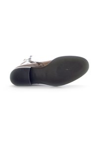 Braunes Leder-Ankle-Boot mit einem glatten Obermaterial, runder Zehenpartie und einer strukturierten Gummisohle. Ein seitlicher Reißverschluss ermöglicht einfachen Zugang.