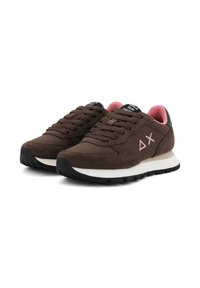 Sneakers in suede marrone e tessuto con suole nere, fodera interna rosa e logo geometrico rosa sui lati, mostrati affiancati.