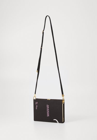 Borsa a tracolla nera in tela con accessori in oro, forma rettangolare, che presenta accenti testuali bianchi e rosa. Cinturino regolabile per una maggiore versatilità.