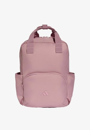 Kompaktowy różowy plecak z górnymi uchwytami, przednią kieszenią na zamek, bocznymi kieszeniami i logo Adidas na środku z przodu.