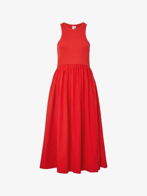 Κόκκινο μάξι φόρεμα χωρίς μανίκια με εφαρμοστή κοντή κορυφή και φουσκωτή λεπτομέρεια στη φούστα, κατασκευασμένο από λείο ύφασμα, εμφανιζόμενο σε λευκό φόντο.