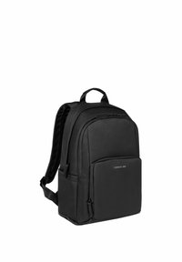 Črni nahrbtnik Cerruti 1881 z oblazinjenimi naramnicami, zgornjim ročajem, dvema žepoma z zadrgo in logotipom spredaj na čisti belini ozadju.