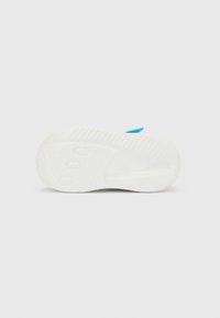 Kingapõhi, millel on valgest kummist materjal tekstuursete mustritega ja kontsa juures sinine aktsenttapp. Ümar kujundus painduvate soontega.