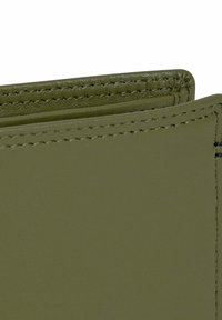 Portafoglio in pelle verde oliva con angolo e cuciture visibili. Texture liscia, design piegato con slot per schede inseriti e senza hardware visibile.