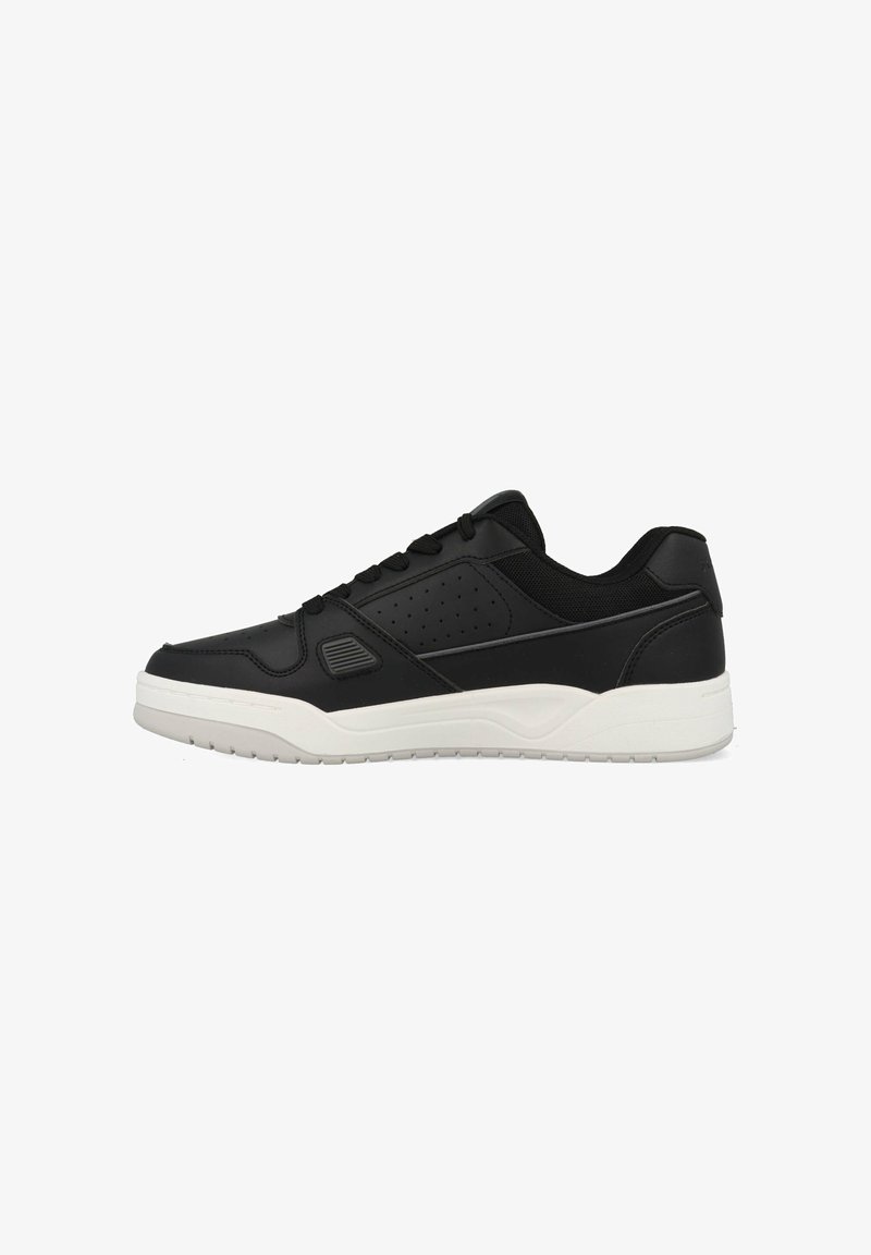 Zapatilla negra con parte superior de cuero liso, detalles perforados, cuello acolchado y suela de goma blanca. Presenta cordones planos y acentos de diseño sencillos.