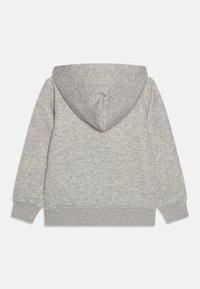 Felpa grigia realizzata in un tessuto morbido e testurizzato. Presenta un cappuccio arrotondato e polsini e orlo a coste. Design minimalista senza logo o decorazioni visibili.