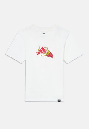 Camiseta blanca de manga corta con un gráfico central del logo rojo de Adidas derramando papas fritas desde un envase rojo con la etiqueta Adidas.