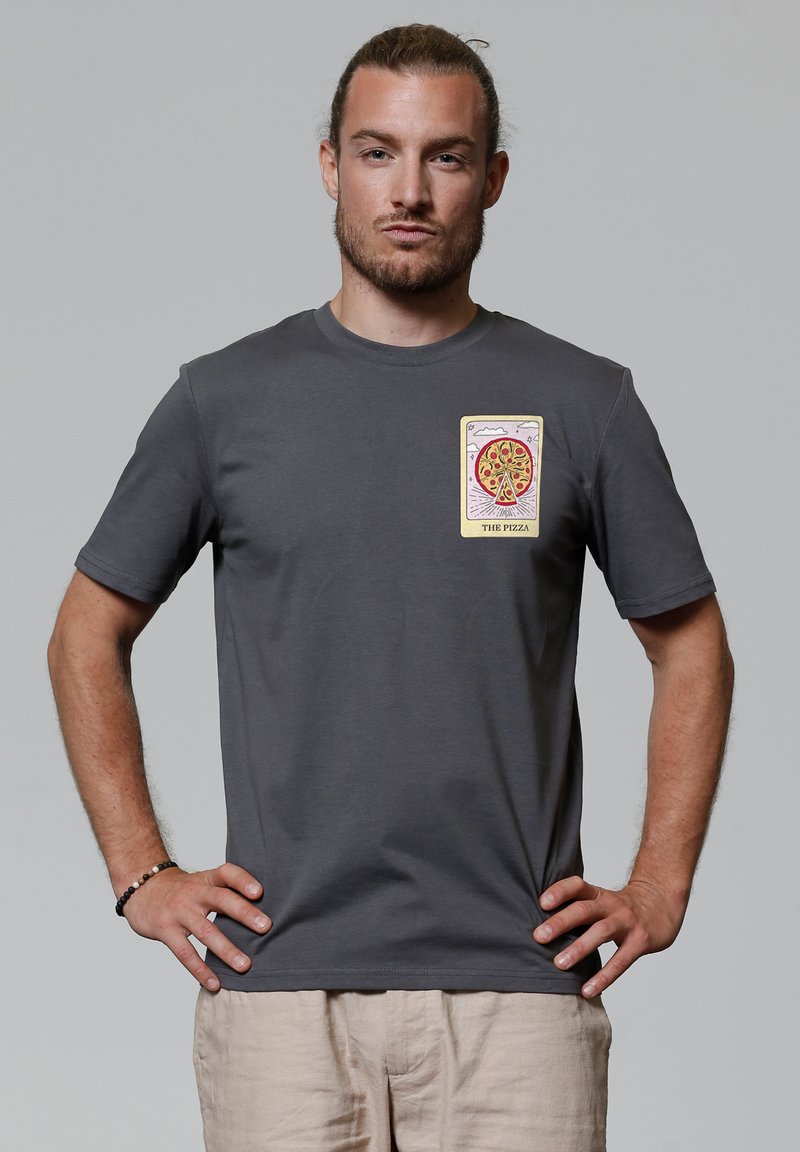 Graues T-Shirt mit kurzen Ärmeln, das auf der Brust mit einem bunten Pizza-Graphic-Patch verziert ist. Hergestellt aus weichem Baumwollstoff mit einer entspannten Passform.