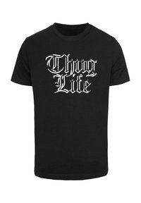 Juodas medvilninis marškinėliai su balta gotiško stiliaus tekstu, kuris skaitomas "Thug Life" ant priekio. Trumpomis rankovėmis ir klasikinio silueto.
