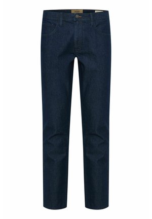 Pantalons en denim bleu foncé avec cinq poches, une fermeture éclair et un bouton. Le tissu a une texture lisse avec des variations subtiles de teinte.