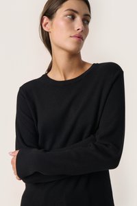 Pulover negru cu mânecă lungă, cu guler rotund, realizat dintr-un material tricotat moale; textură netedă și formă ajustată cu manșete extinse.
