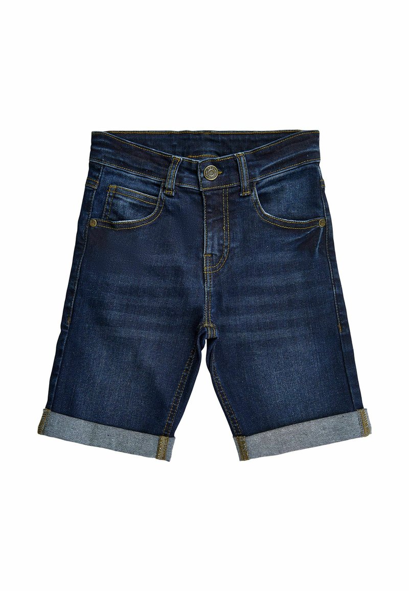 Pantalones cortos de mezclilla con un lavado azul oscuro, con dobladillos enrollados, costuras amarillas en contraste, cinco bolsillos y cierre de botón frontal.