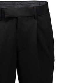 Sorte skræddersyede bukser med bæltestropper, en taljebælte og forplisseringer foran, lavet af glat stof.