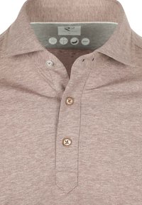 Lichtbruine polo gemaakt van zachte stof, voorzien van een klassieke kraag, een drie-knopen sluiting en contrasterende knoopdetails.