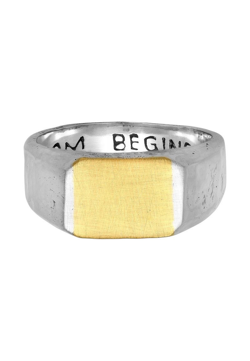 Silverring med en platt guldaccent. Den gyllene delen har en borstad yta, medan silverdelen har en polerad och matt finish. Inristad insida.