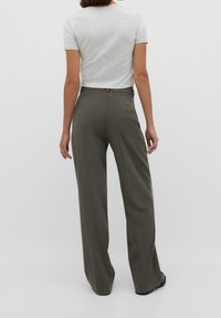 Højtaljede, vide bukser i afdæmpet olivengrøn stof med en glat tekstur, der har en bagkant og subtile pressesøm.