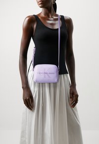 Calvin Klein Jeans SCULPTED CAMERA BAG MONO - Borsa a tracolla - pastel lilac