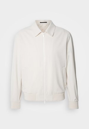 Šviesiai kreminis bomber tipo švarkas, pagamintas iš minkštos medžiagos, su užtrauktuku priekyje, gumbinėmis rankovėmis, dviem šoninėmis kišenėmis ir klasikine apykakle.