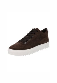 Braune Wildleder-Sneaker mit schwarzen Schnürsenkeln, Metallösen, dicker weißer Sohle und strukturiertem Profil, von der Seite auf weißem Hintergrund betrachtet.