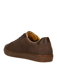 Bruine leren sneaker met een gestructureerd oppervlak, ronde neus en vetersluiting. Lichtbruine binnenkant en rubberen zool met logodetail.