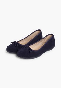 Ballerine in suede di colore blu navy con punta arrotondata, un piccolo fiocco decorativo sulla parte anteriore e una soletta imbottita per il comfort.