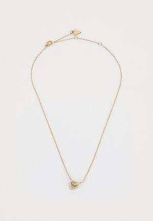 Gouden ketting met een delicate schakel, voorzien van een hartvormige hanger versierd met kleine heldere edelstenen. Eenvoudig en elegant ontwerp.