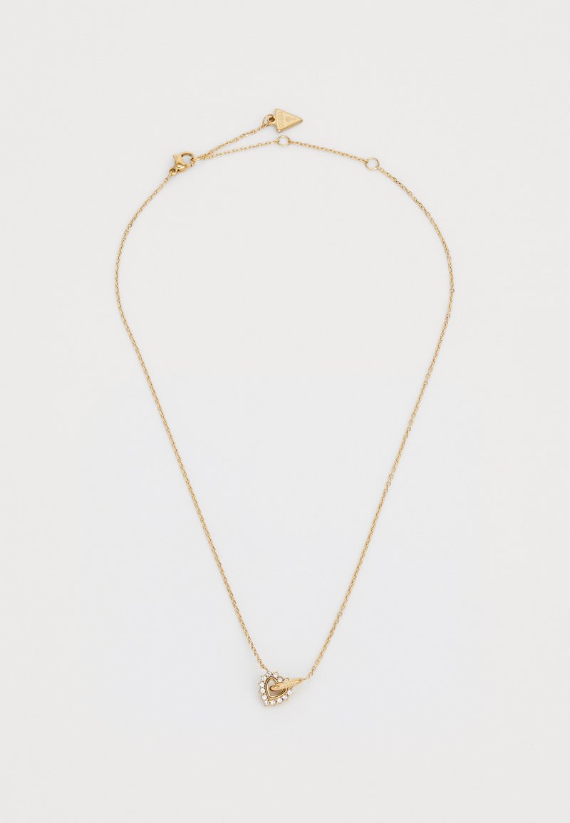 Colar de ouro com uma corrente delicada, apresentando um pendente em forma de coração adornado com pequenas pedras preciosas transparentes. Design simples e elegante.