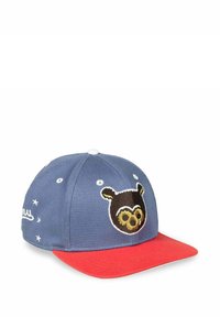 Czapka z niebieskim materiałem i czerwoną, zaokrągloną daszkiem. Na przodzie wyszyta twarz niedźwiedzia z żółtymi i czarnymi detalami.