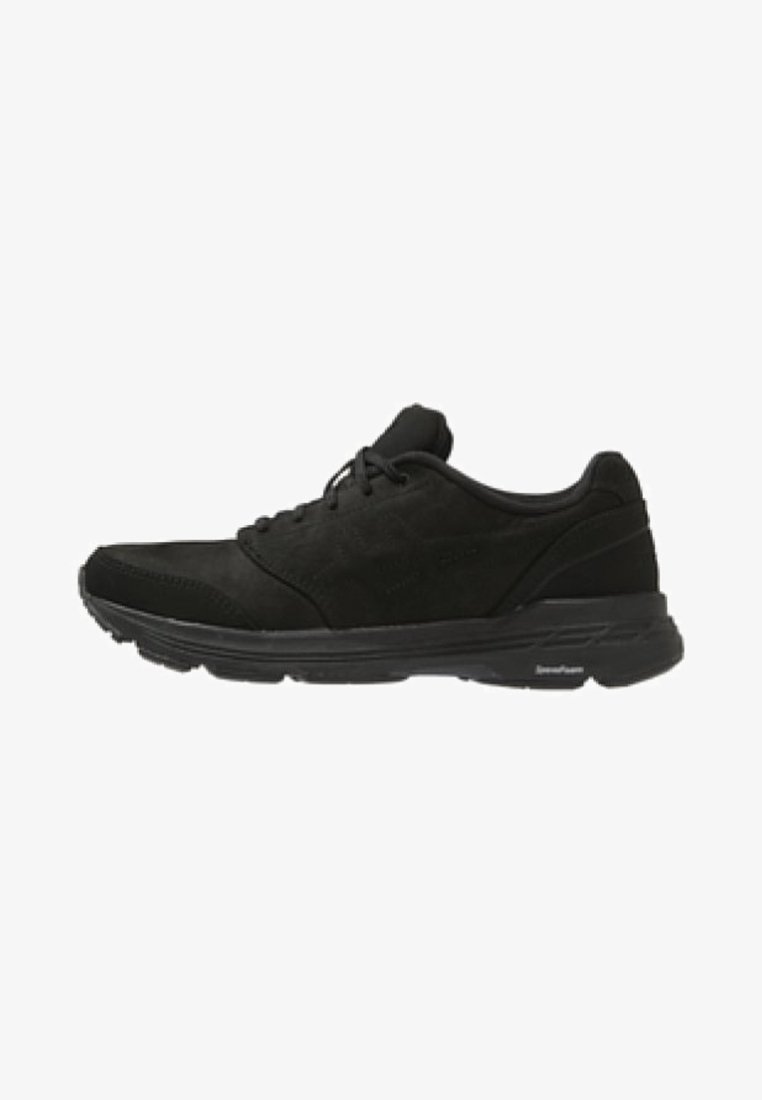 Baskets de sport noires avec bout à lacets, col rembourré et semelle coussinée, conçues pour le confort et le soutien en usage quotidien.
