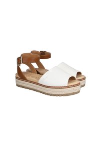 Sandalias blancas de punta abierta con correas de tobillo marrones, con una suela envuelta en yute y una planta texturizada para mayor comodidad. Detalle de hebilla plateada.