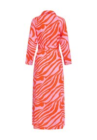 Abito lungo rosa con una vivace stampa zebra arancione, dotato di colletto, maniche lunghe e vita cinchata con una cintura coordinata.