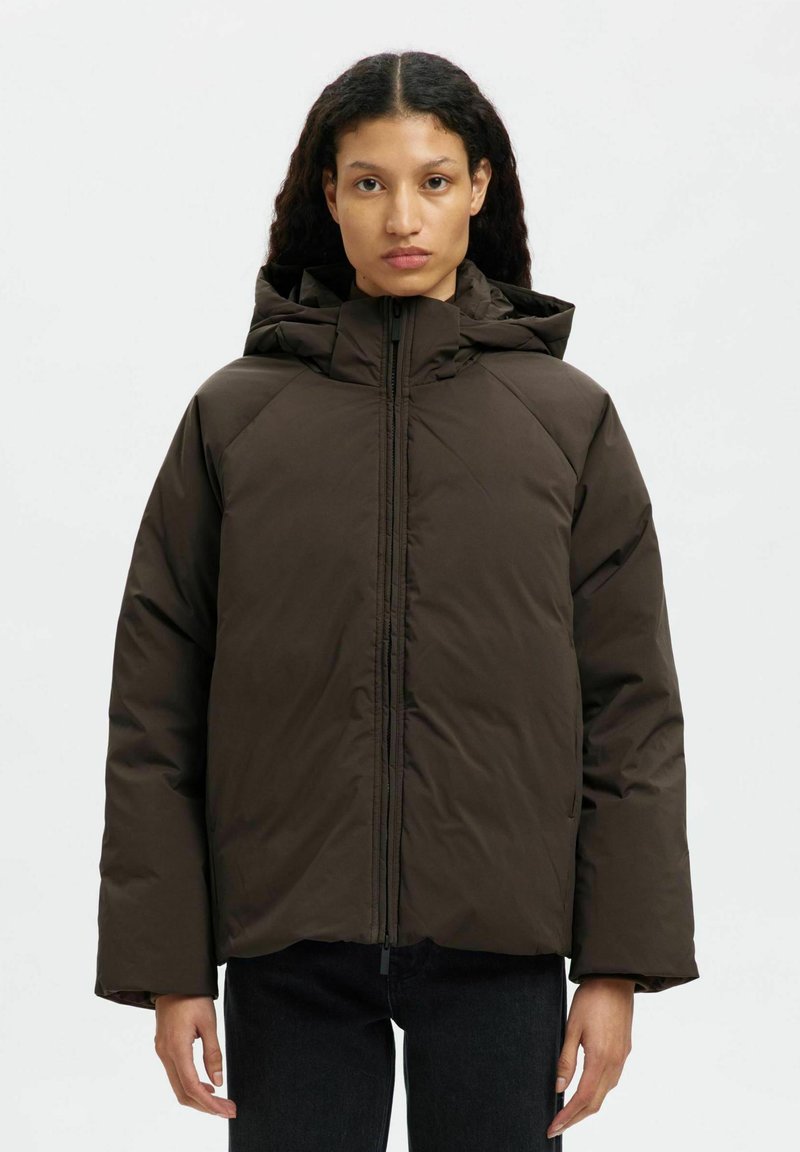 Giacca a vento marrone con zip frontale, cappuccio e maniche ampie. Tessuto liscio con finitura opaca. Progettata per calore e comfort.