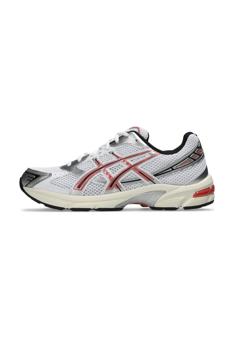 Scarpa sportiva bianca con tomaia in rete, accenti rossi e neri, suola ammortizzata e punta arrotondata. Presenta lacci e un design testurizzato.