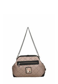 Bolso acolchado beige con detalles en negro, con una correa de cadena, bolsillo delantero con cremallera y un parche con el logo en el lateral.