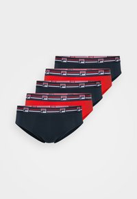 Quattro paia di boxer da uomo con cintura elastica. Due sono blu navy, due sono rossi, con un logo e dettagli a righe sulle cinture.