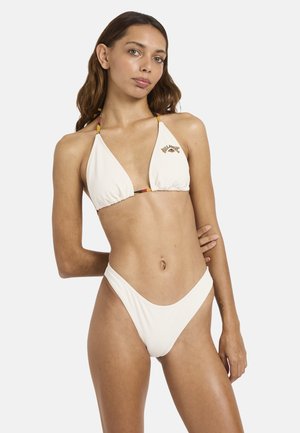 Λευκό ριμπ πουκάμισο μπικίνι με τριγωνικό πάνω μέρος και σλιπ με ψηλή μέση. Διαθέτει πολύχρωμες τιράντες και μικρό λογότυπο στο πάνω μέρος. Ομαλή υφή.