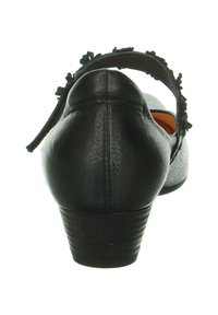 Schwarzer Lederschuh mit niedrigem Absatz, Rückansicht. Verfügt über einen dekorativen Riemen mit kleinen Akzenten und einer glatten Textur.