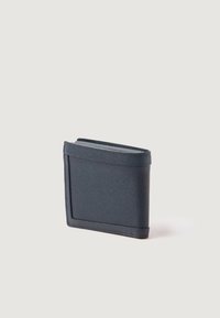 Granatowy skórzany portfel o teksturowanym wykończeniu, prostokątnym kształcie, otwierany od góry, z widoczną kieszonką na karty z przodu. Minimalistyczny design.