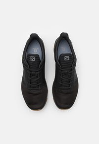 Salomon OUTBOUND PRISM GTX - Sapatos de caminhada - black