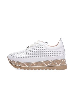 Biały trampek na platformie z perforowaną cholewką, sznurowaniem z przodu, beżową podeszwą z geometrycznymi białymi wzorami oraz gumową podeszwą z rowkami.