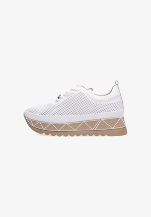 Hvid platform-sneaker med perforeret overdel, snørebånd foran, beige sål med geometriske hvide mønstre og gummiydersål med riller.