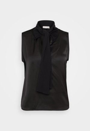Blusa negra sin mangas con un detalle de lazo y acentos plisados. Está fabricada con una tela brillante y presenta un escote sin cuello.
